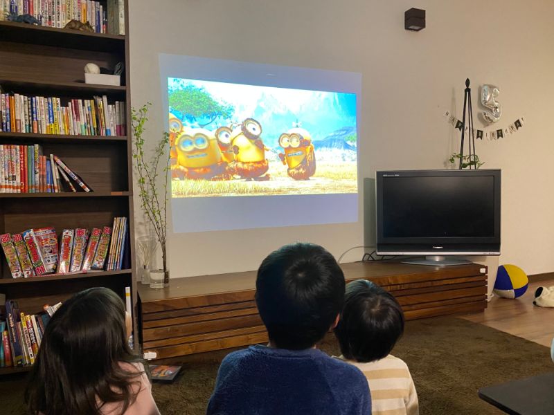 ❤明るい中でもクッキリ投影❣狭い部屋でも映画館の様な雰囲気で映画を